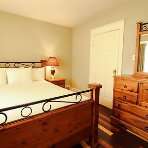 James Bay Inn Hotel, Suites & Cottage